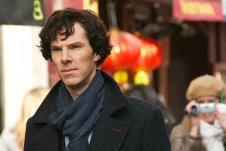 Benedict Cumberbatch em filmagem: "Sherlock", cuja terceira temporada começou no ano passado, tem feito barulho mundo afora (Wikimedia Commons)