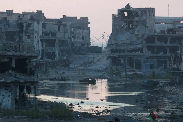 
	Bengazi, na L&iacute;bia: enfrentamentos explodiram quando as mil&iacute;cias islamitas tentaram avan&ccedil;ar rumo a diferentes bairros e destru&iacute;ram dois tanques do ex&eacute;rcito regular
 (Reuters)