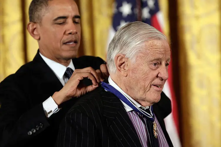 Benjamin Bradlee é condecorado por Obama com a Medalha Presidencial da Liberdade, em novembro de 2013 (Win McNamee/Getty Images)