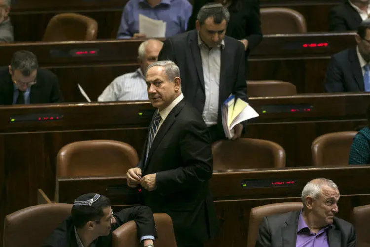 O primeiro-ministro israelense, Benjamin Netanyahu (C), é visto durante votação para dissolução do parlamento (Baz Ratner/Reuters)