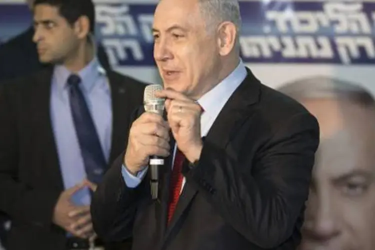 
	Negociadores do partido de Netanyahu, o Likud, e o Kulanu afirmaram que est&atilde;o muito perto de um pacto depois de ambos os l&iacute;deres acertarem quais minist&eacute;rios ficar&atilde;o sob comando de aliados de Kahlon
 (Jack Guez/AFP)