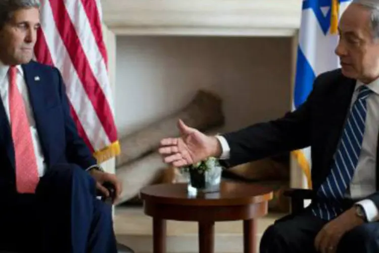 
	Benjamin Netanyahu e John Kerry: an&uacute;ncio do ministro foi duramente criticado pelos Estados Unidos, que consideram a coloniza&ccedil;&atilde;o ileg&iacute;tima
 (AFP)