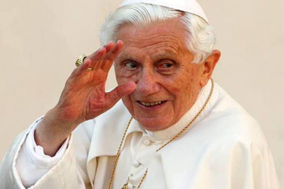 Ex-papa Bento XVI quer nome retirado de livro sobre celibato