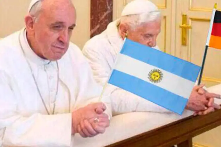 
	Montagem mostra os papas Francisco e Bento XVI segurando as bandeiras de seus pa&iacute;ses
 (Reprodução/Twitter)