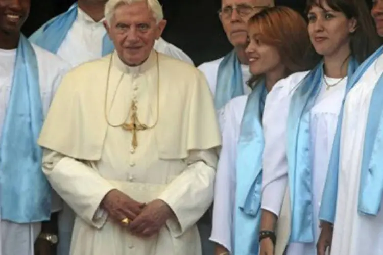 Bento XVI ao lado do coral da Igreja da Caridade em Santiago de Cuba, na terça-feira
 (Esteban Felix)