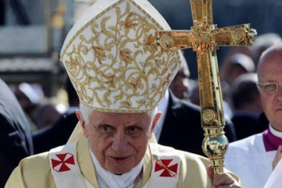 Papa Bento XVI diz que está rezando pela recuperação de Lula