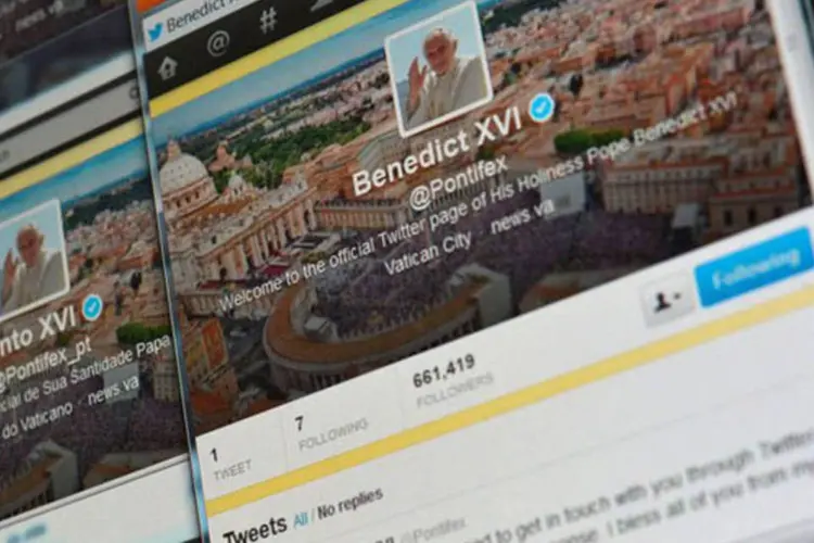 
	Tela de computador mostra a mensagem publicada na conta de Bento XVI no Twitter: ainda hoje, o Papa responder&aacute; a tr&ecirc;s perguntas de seus seguidores
 (Gabriel Bouys/AFP)