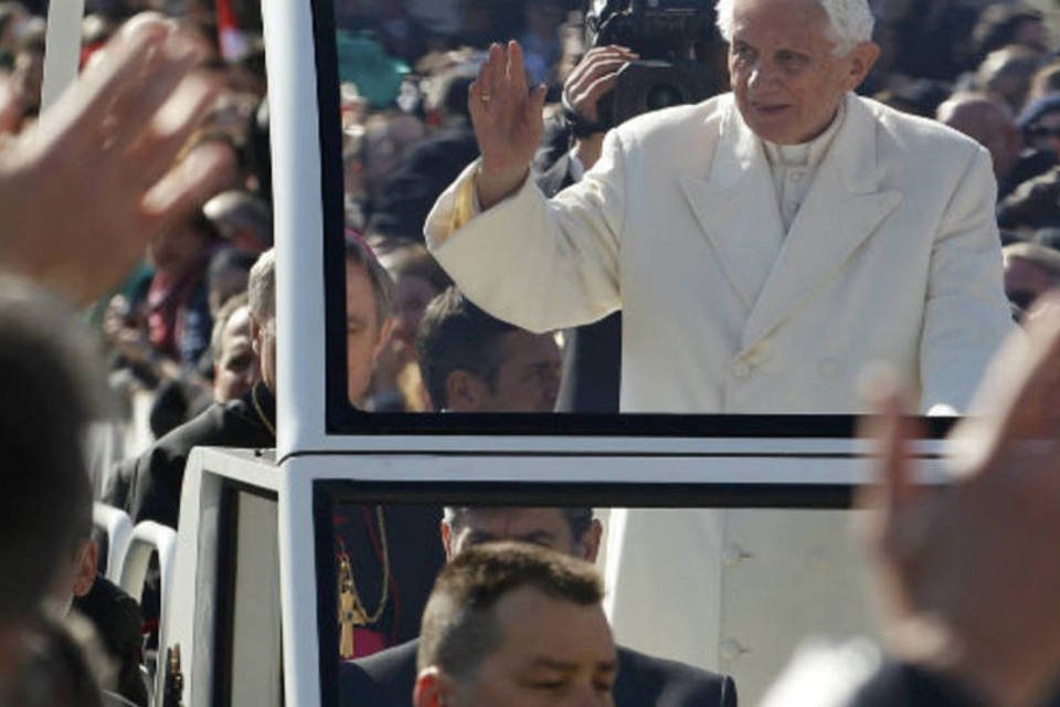 Em despedida emotiva, papa diz que sai pelo bem da Igreja