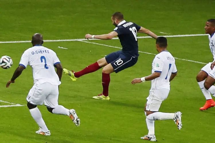 Karim Benzema, camisa 10 da França, marca gol na partida contra Honduras (REUTES/Marko Djurica)
