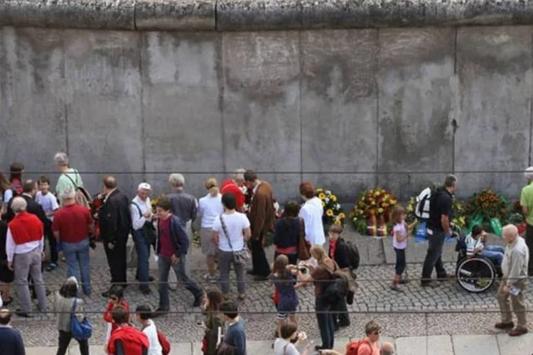 
	Alem&atilde;es deixam homenagens junto a fragmento do muro de Berlim: relut&acirc;ncia aparente das autoridades em publicar um invent&aacute;rio com as obras enfureceu fam&iacute;lias cujos ancestrais foram saqueadas pelos nazistas
 (Getty Images)