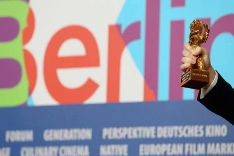 Entre outros prêmios na cerimônia de encerramento do festival, foram entregues os prêmios por contribuição artística excepcional ao cinegrafista do Cazaquistão, Aziz Zhambakiyev (Getty Images)