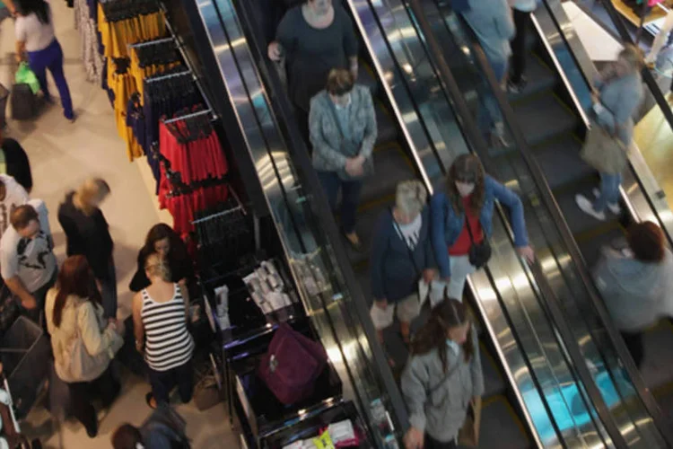 
	Consumidores em loja de roupas em Berlim, na Alemanha
 (Sean Gallup/Getty Images)