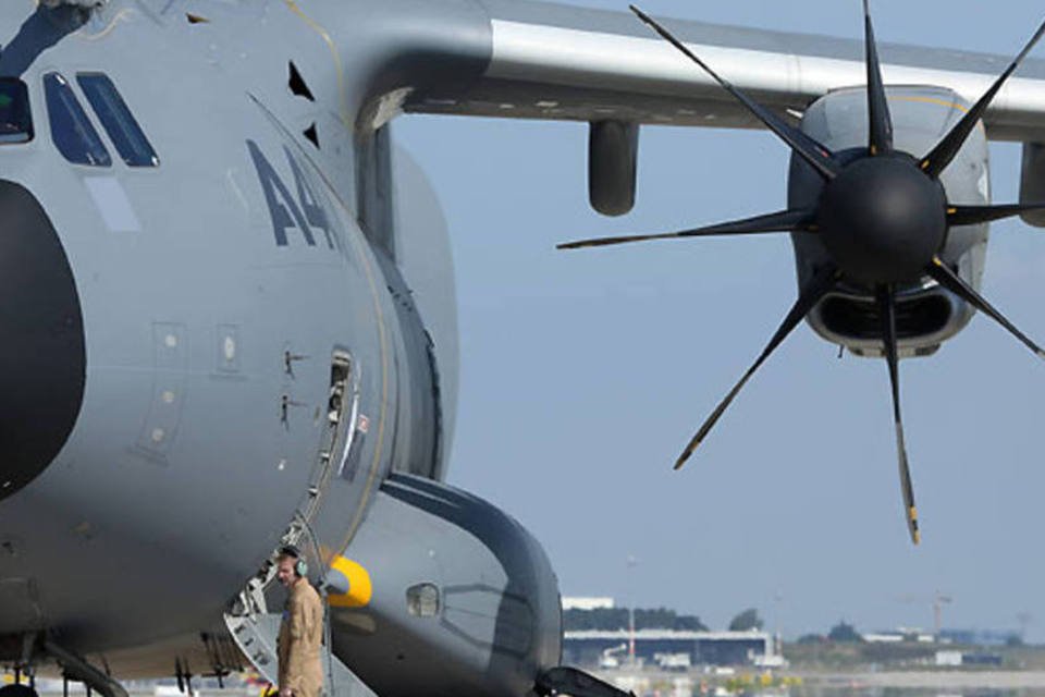 Airbus recua após queda de avião de transporte militar