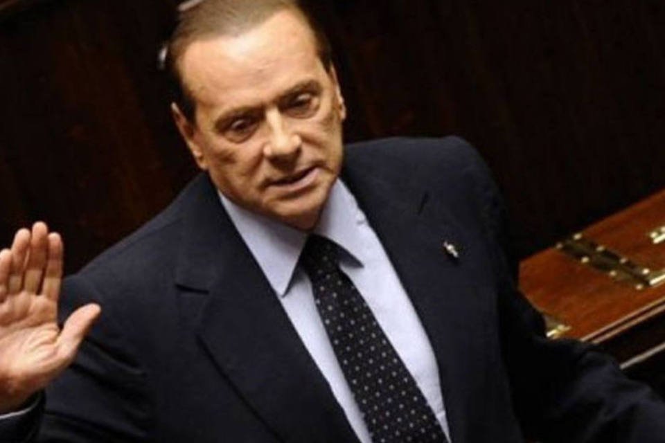 Berlusconi deve continuar na política para evitar problemas judiciais