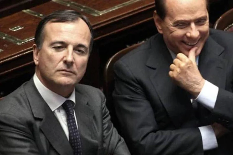 O ministro italiano das Relações Exteriores, Franco Frattini (esquerda), e Silvio Berlusconi (Franco Origlia/Getty Images)