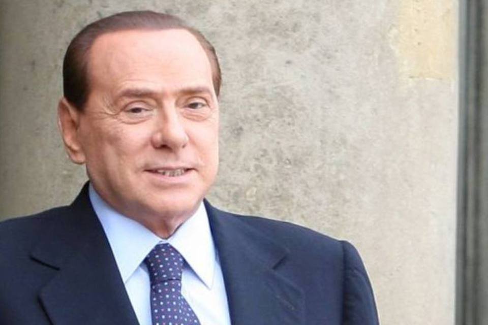 Berlusconi visita Lampedusa para acompanhar saída de imigrantes