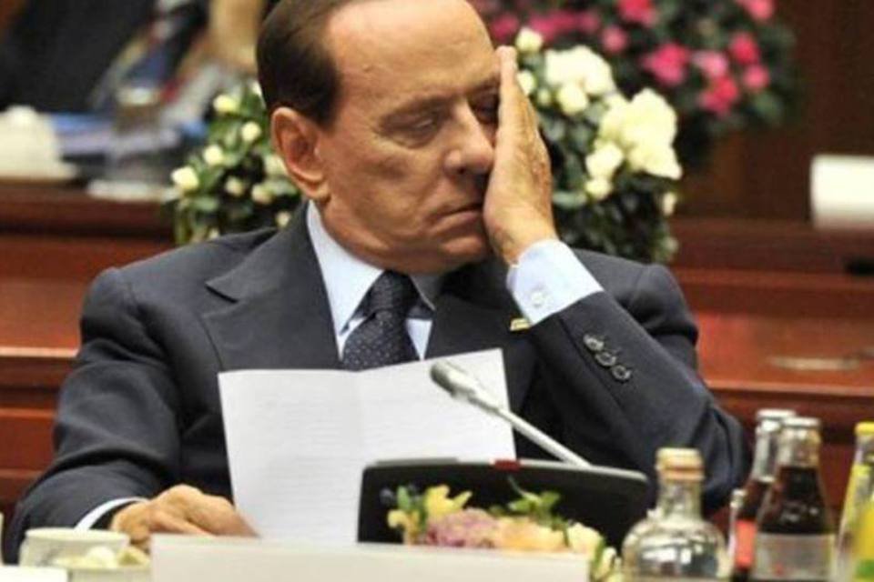 Berlusconi anuncia que continuará na política