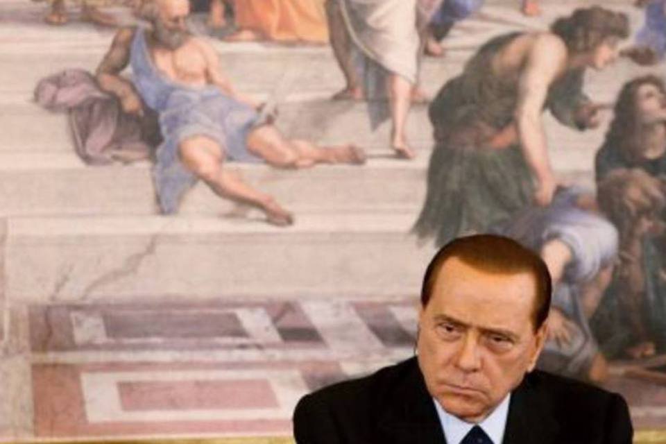 O Governo de Silvio Berlusconi vai centrar os cortes do orçamento nos gastos com o setor público.  (.)