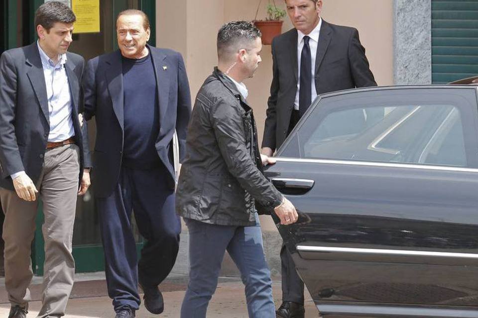 Silvio Berlusconi: ex-premiê deixou o guarda-costas do lado de fora ao entrar no centro Sacra Famiglia (Stefano Rellandini/Reuters)