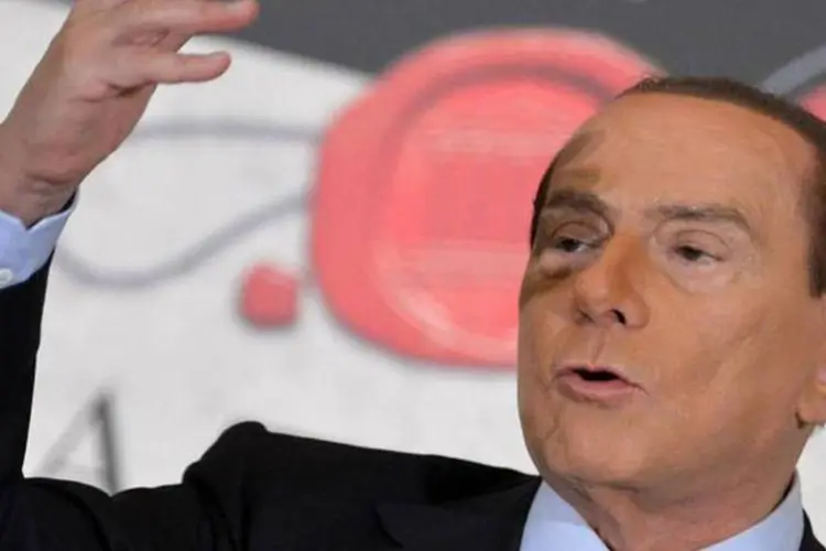 
	Berlusconi: o pol&iacute;tico est&aacute; sendo acusado de abuso de poder e prostitui&ccedil;&atilde;o de menores
 (AFP/Alberto Pizzoli)