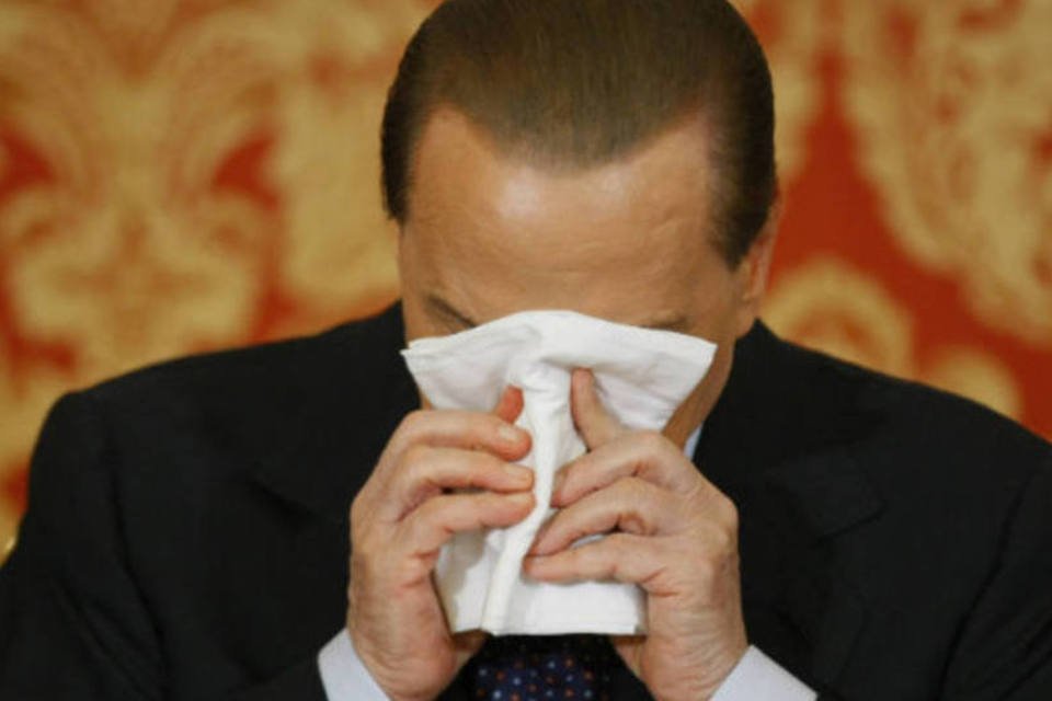 Berlusconi seguirá internado por problemas oculares