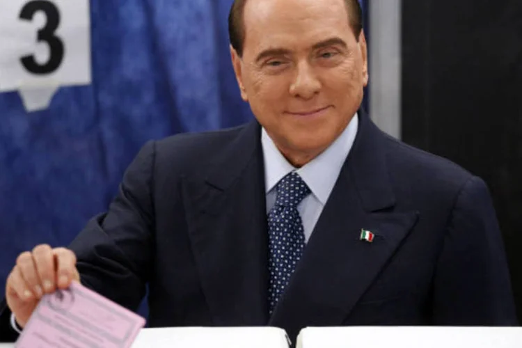 O ex-primeiro-ministro italiano Silvio Berlusconi vota em assembleia de Milão (REUTERS / Stefano Rellandini)
