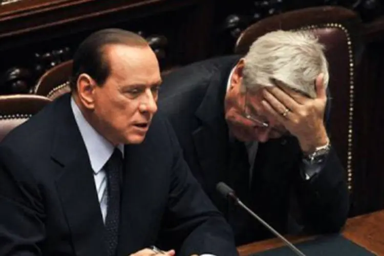 Berlusconi, ao lado do ministro das Finanças Giulio Tremontis (D):  a coalizão de governo também sofre com a queda da popularidade do premiê italiano (Andreas Solaro/AFP)