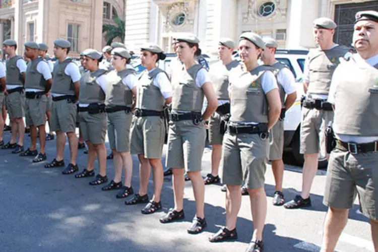 Policiais da Brigada Militar do Rio Grande do Sul vestindo bermudas e calçando sandálias para enfrentar o calor do estado (Érika Ferraz/EMBM-PM5/Divulgação)