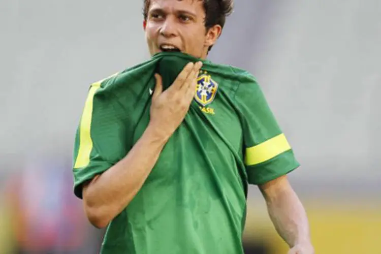 O jogador Bernard em treino da seleção para a Copa das Confederações (Rafael Ribeiro / CBF)