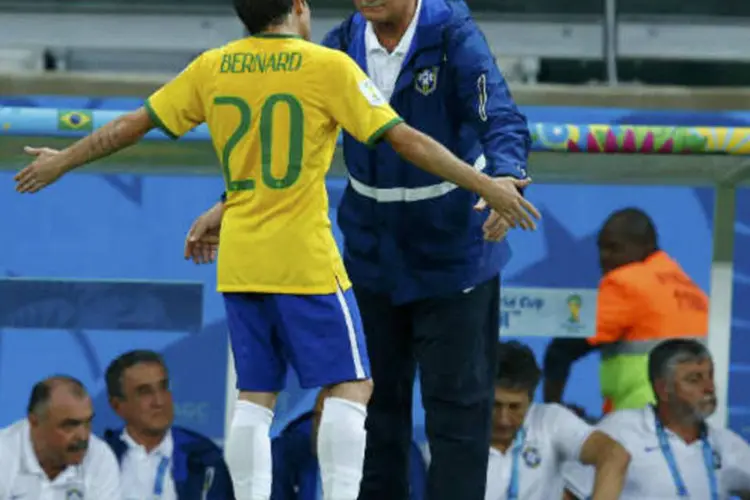 
	O atacante Bernard discute com Felip&atilde;o durante a tr&aacute;gica semifinal do Brasil contra a Alemanha
 (Reuters/Ruben Sprich)