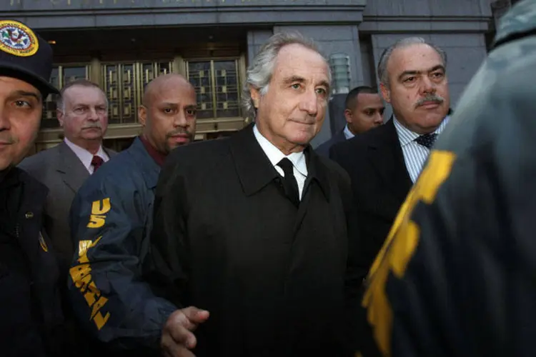 Bernard Madoff deixa o Tribunal Federal após uma audiência em Manhattan, em 05 de janeiro de 2009 (Hiroko Masuike/Getty Images)