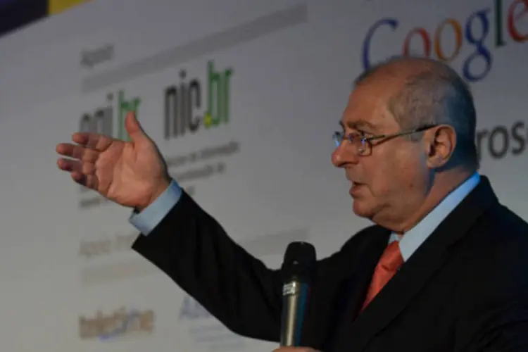 
	O ministro das Comunica&ccedil;&otilde;es, Paulo Bernardo: de acordo com Bernardo, em 2013 o Google faturou R$ 3,5 bilh&otilde;es em publicidade no Brasil
 (Marcello Casal Jr/ABr)