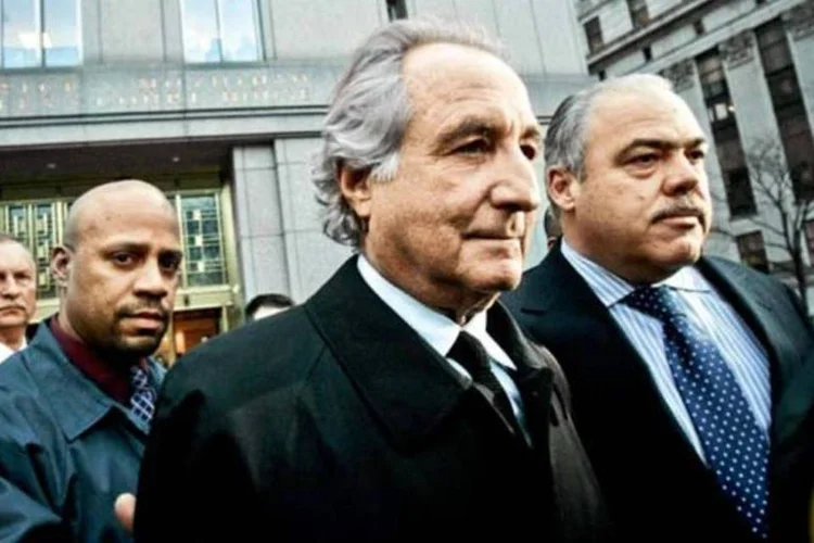 
	Bernie Madoff, pouco antes de ser preso: segundo acordo acrescentaria US$ 95 milh&otilde;es &agrave; indeniza&ccedil;&atilde;o para as v&iacute;timas
 (Hiroko Masuike/Getty Images)