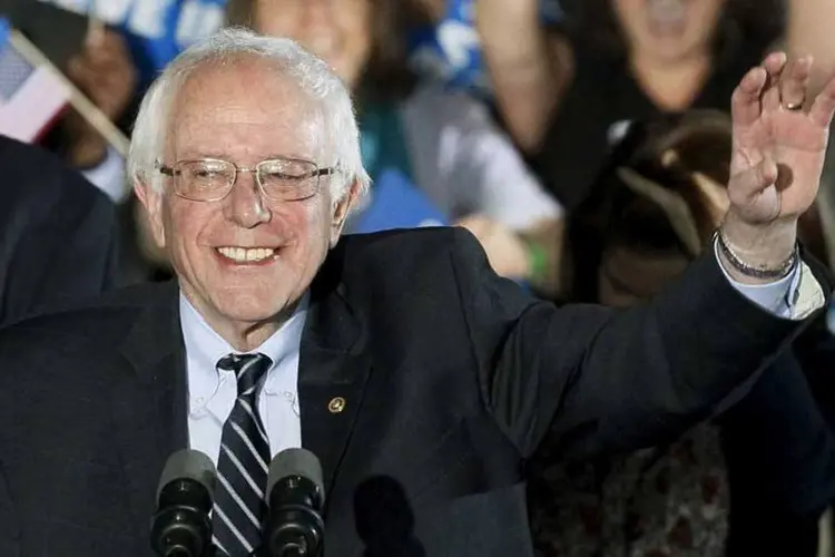 
	O democrata Bernie Sanders comemora ap&oacute;s vencer a prim&aacute;ria em New Hampshire
 (Rick Wilking/Reuters)