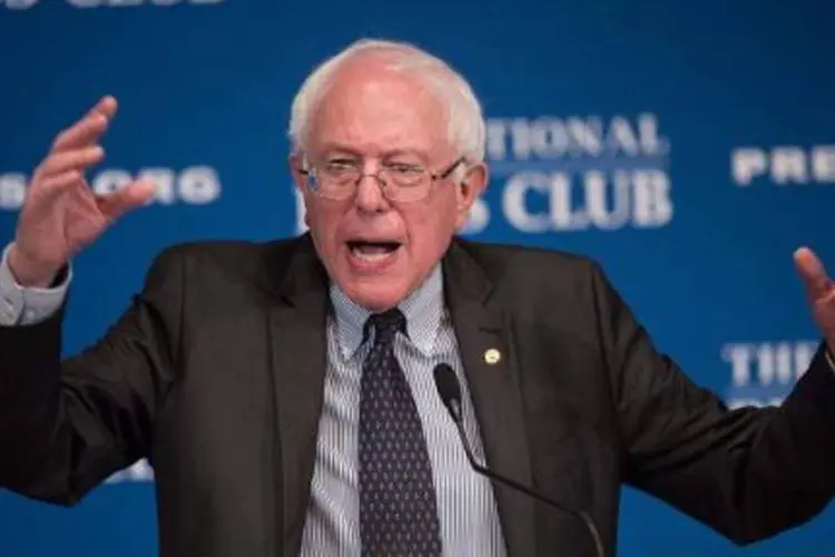 
	Bernie Sanders: &quot;n&atilde;o &eacute; aceit&aacute;vel que tantos jovens sejam criminalizados por fumar maconha, enquanto os CEOs dos bancos que tiveram comportamentos ilegais e ajudaram a destruir nossa economia n&atilde;o sejam penalizados&quot;
 (Nicholas Kamm/AFP)