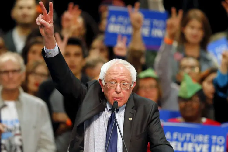 
	Bernie Sanders: Hillary s&oacute; tem 6 pontos a mais que Sanders, uma dianteira que j&aacute; foi de dois d&iacute;gitos no in&iacute;cio do ano
 (Mike Blake / Reuters)