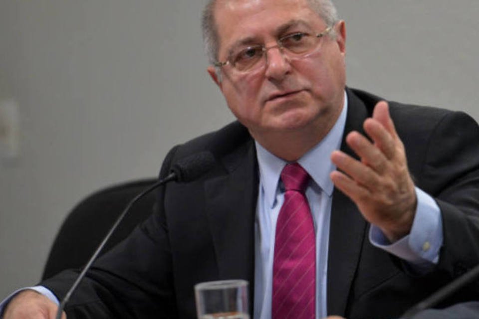 Ex-ministro Paulo Bernardo presta depoimento na PF