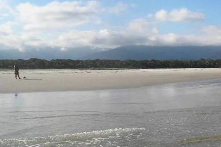 
	Praia em Bertioga: o barco desapareceu logo ap&oacute;s de ter deixado a marina em Bertioga, na tarde da &uacute;ltima sexta-feira (29)
 (Juna Sattva via Wikimedia Commons)