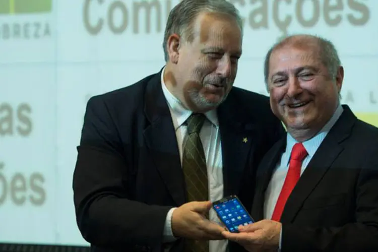 O novo ministro das Comunicações, Ricardo Berzoini, recebe o cargo de seu antecessor, Paulo Bernardo (Marcelo Camargo/ABr)