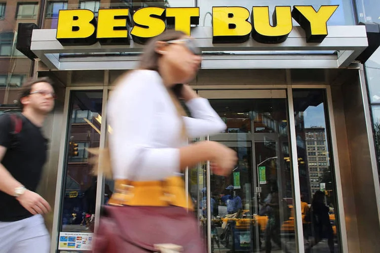 Fachada da Best Buy em Nova York: empresa está mudando de estratégia para conseguir sobreviver (Spencer Platt/Getty Images)
