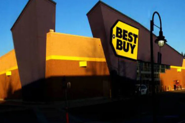 
	Best Buy: negocia&ccedil;&otilde;es para uma aquisi&ccedil;&atilde;o terminaram ap&oacute;s a Best Buy recusar uma proposta de investimento minorit&aacute;rio por tr&ecirc;s parceiros de private equity de Schulze
 (Wikicommons)