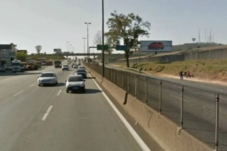 Acidente na Fernão Dias: ao menos três pessoas que estavam no veículo de passeio ficaram feridas (Reprodução/Google Street View/Reprodução)