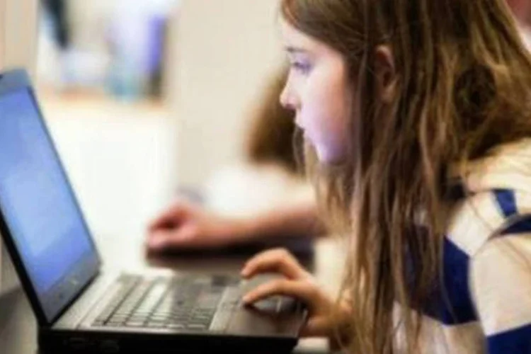 Betsy Davies: com a ajuda de tutoriais de internet, ela hackeou um notebook em 10 minutos e 54 segundos (Divulgação/Hide My Ass)