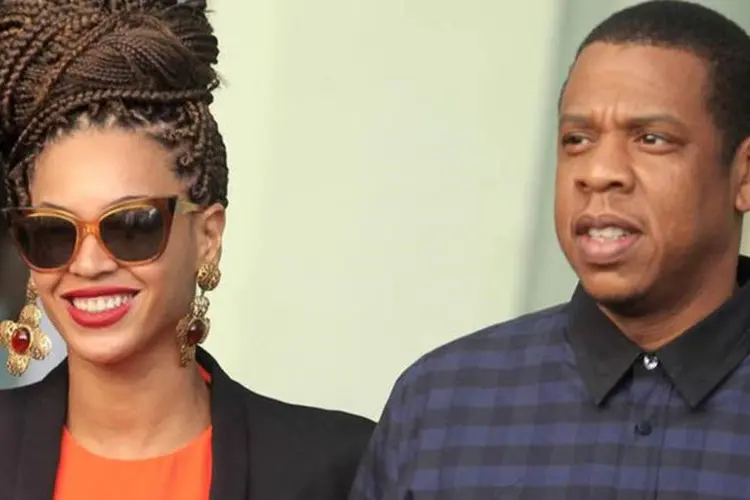 Beyoncé e Jay-Z caminham ao deixar hotel em Havana, em 4 de abril de 2013 (Enrique De La Osa/Reuters)