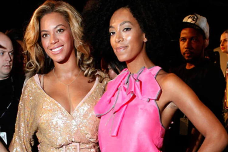 
	Beyonc&eacute; ao lado da irm&atilde;, tamb&eacute;m cantora, Solange Knowles: confus&atilde;o entre Jay-Z e Solange foi registrada pelas c&acirc;meras de seguran&ccedil;a do hotel Standard
 (Jason Kempin / Getty Images)