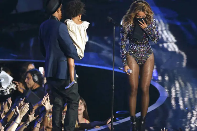 
	Beyonc&eacute; chora quando Jay Z entra no palco com a filha do casal, no VMA 2014
 (Mario Anzuoni/Reuters)