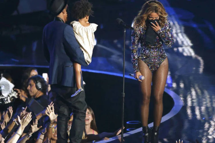 Jay Z entra no palco com Blue Ivy: Beyoncé participou do momento mais comovente ao receber o prêmio Michael Jackson Video Vanguard (Mario Anzuoni/Reuters)