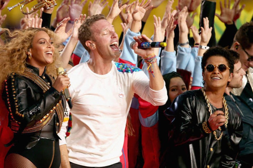 Beyoncé e Coldplay fazem apresentação pró-LGBT no Super Bowl