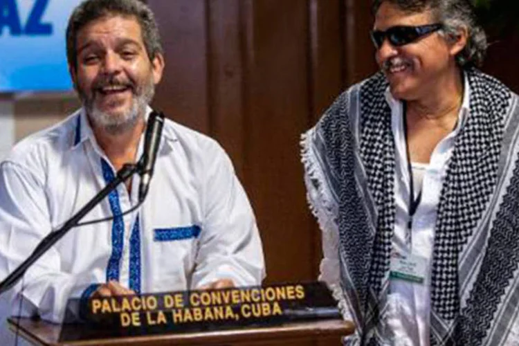 
	O comandante das Farc Marcos Calarca, em entrevista coletiva no Pal&aacute;cio das Conven&ccedil;&otilde;es de Havana: ainda ser&atilde;o negociados os temas de drogas, abandono das armas e indeniza&ccedil;&atilde;o das v&iacute;timas
 (Yamil Lage/AFP)