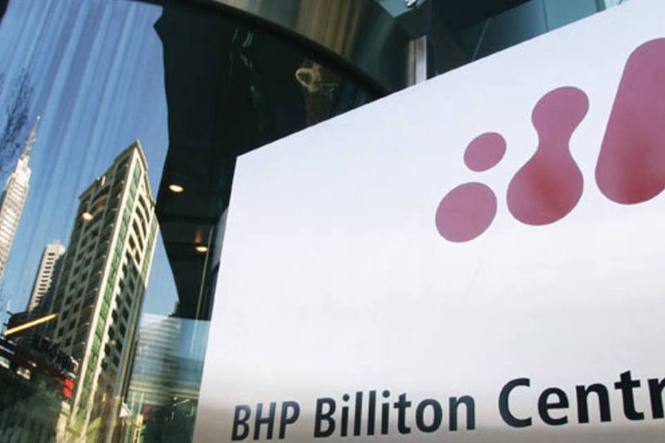 BHP registra queda de 35% no lucro e suspende projetos